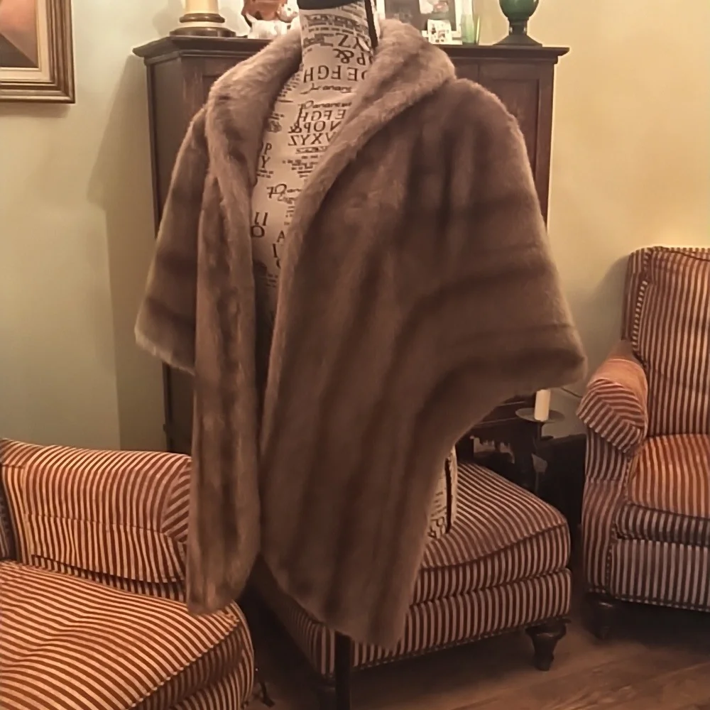 Women's elegant vintage 1950 faux fur shawl wrap by Regina Glenara Glenoit. - Picture 1 of 9